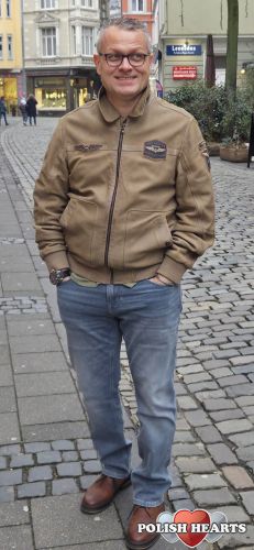 Non vestimentum virum ornat sed vir vestimentum..... 